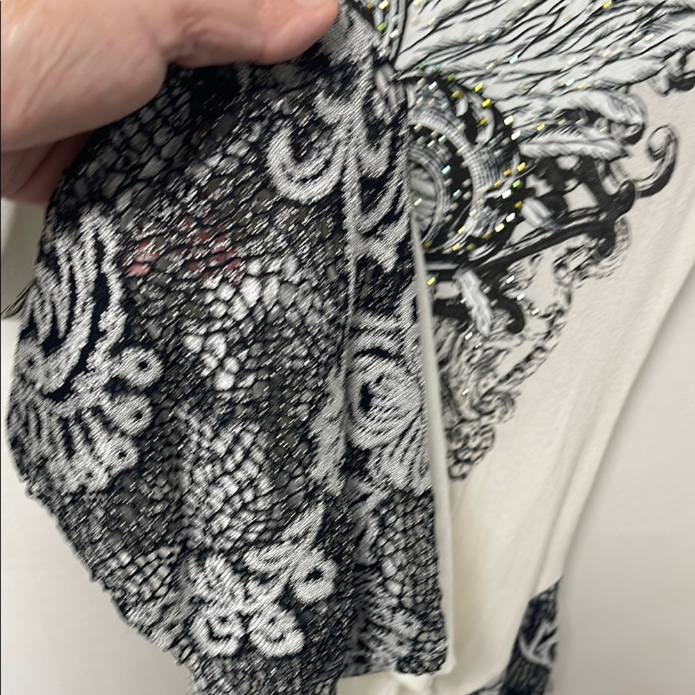 White and Black Graphic Women's Top - Picture 4 of 6